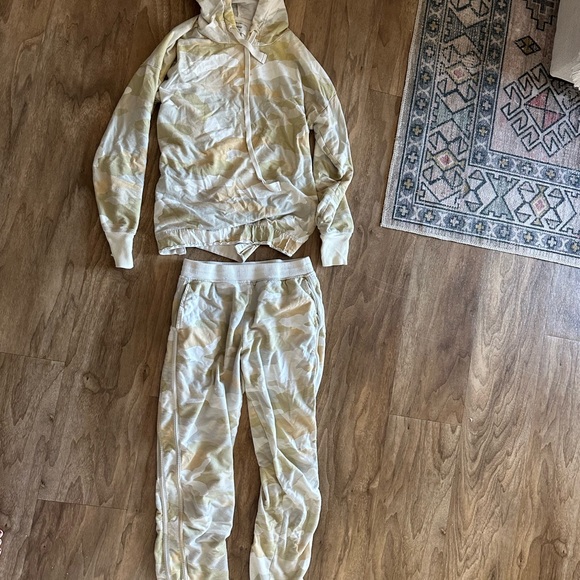 Camo hoodie and jogger set - Picture 3 of 3